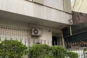 Apartamento com 2 quartos, no bairro Rio Branco com  banheiro social, cozinha, living 2 ambientes, tudo reformado. Pronto para morar.&lt;BR&gt;&lt;BR&gt;O bairro Rio Branco em Porto Alegre está próxim