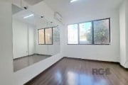 Excelente  Sala comercial no bairro Cidade Baixa - Porto Alegre, 65,53m², térreo com hall, banheiro social, 02 salas e área externa privativa coberta, mezanino com 02 salas e lavabo, piso laminado/cer