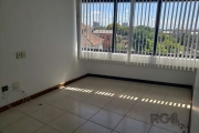 Sala comercial em excelente estado.&lt;BR&gt;Prédio com portaria em horário comercial.&lt;BR&gt;Sala com hall, banheiro, 2 salas de frente e mais uma terceira sala menor (esta sem janela).&lt;BR&gt;Su