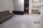 Coliseu vende  amplo JK reformado com 35,21m² úteis, sala / dormitório, cozinha com armários, piso laminado,  área de serviço, banheiro,  arejado e iluminado.&lt;BR&gt;&lt;BR&gt;Possui  uma vaga escri