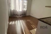 Ótimo apartamento JK no Centro, reformado, desocupado, lateral. Possui sala/dormitório com piso laminado, cozinha integrada, e banheiro com ventilação natural. Imóvel muito ventilado e iluminado. Esta