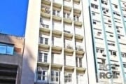 Apartamento no Centro, Próximo da Praça da Alfândega, lateral, desocupado, com 41m² privativos. de 1 dormitório. Possui sala ampla, 1 dormitório, banheiro com ventilação natural, e cozinha. Estacionam