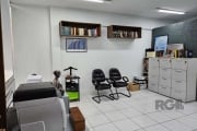 Sala comercial dividia em três ambientes, sala de atendimento, cozinha e banheiro. Sala de frente com vista, ar condicionado, piso em cerâmica, nichos e luminárias. Cozinha com balcão de pia e armário