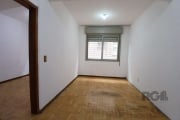 Apartamento de 1 dormitório térreo  no bairro Azenha, ,inicio da Bento Gonçalves, desocupado e quitado. Possui  42 metros de área privativa, living amplo com piso parquet com janela grande,  ventilaçã