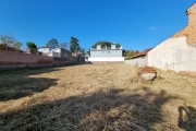 Terreno plano no bairro Guarujá, entrada do terreno medindo 6 x 20, depois terreno abre para 22 x 45 metros, totalizando 1.110m².&lt;BR&gt;Terreno a poucos metros da orla.