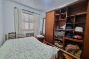 Apartamento bem localizado na parte alta do Centro Histórico.&lt;BR&gt;4º andar, de fundos, com 48,5m² privativos. Sendo sala de estar, cozinha com móveis sob medida, banheiro social e 02 dormitórios 