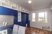 Excelente apartamento com 02 dormitórios amplos, ambos com armários, living aconchegante e funcional, equipado com ar-condicionado Split, armários sob medida e mesa com cadeiras. A cozinha é completa,