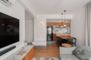 APARTAMENTO DE 67m² MOBILIADO COM 2 DORMITÓRIOS (1 SUÍTE E 1 ESCRITÓRIO), BANHEIRO SOCIAL, SALA COM DOIS AMBIENTES, COZINHA COM CHURRASQUEIRA E LAVANDERIA. COM 1 VAGA DE GARAGEM COBERTA. Descubra este
