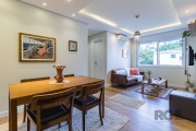 Lindo apartamento de 63 m², finamente decorado e mobiliado, pronto para morar. O imóvel conta com 2 dormitórios espaçosos, bem iluminados, com móveis sob medida e ventilador de teto. Dispõe de 2 banhe