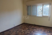 Amplo 01 dormitório, totalmente reformado, sala estar/jantar, piso em parquet,  Banheiro Social e  Cozinha ampla, reformados,  em ótimo estado,, amplas janelas com persianas e pé direito alto.  Área d