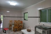 Sobrado Jardim da Glória, 4 dormitórios, 2 salas, cozinha e sala de almoço, quintal com churrasqueira, 2 vagas. Fácil acesso ao metrô Imigrantes