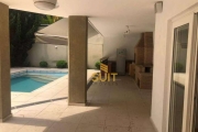 Alphaville 2 - Casa com 390m², 4 Suítes, 4 Vagas e Piscina em Barueri/SP! Contato: Suit (11) 94584-8250