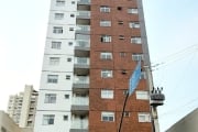 Apartamento com sacada e churrasqueira e ar condicionado