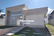 Casa NOVA e TÉRREA à VENDA em condomínio, localizada no bairro de Buraquinho, Lauro de Freitas - BA! Casa com 180 m² de área construída em terreno de 350 m². Com 3 suítes, pé direi