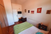 Apartamento de 2 quartos e 1 suíte.