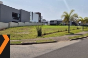 Terreno à venda de esquina no Condomínio Alphaville Nova Esplanada 3, com 500 m2 de área e há 200 metros do clube e 4 quadras da portaria.