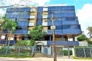 Cobertura duplex semimobiliada de alto nível com 636m², contendo 4 vagas para carro podendo ser 5, no primeiro piso 4 dormitórios com dependência, sendo um dormitório transformado em sala de estudos, 