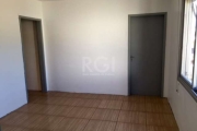 Apartamento de 85m² no 3º andar. Imóvel com 03 dormitórios, sala de estar e jantar, cozinha, área de serviço, banheiro social com box em acrílico e banheiro auxiliar. Condomínio dispõe de churrasqueir