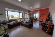 Apartamento no bairro Santana em Porto Alegre. 3 dormitórios, 1 suíte com espaço para  closet, living 3 ambientes, estar jantar bem definido com churrasqueira e pia, copa cozinha  e lavanderia separad