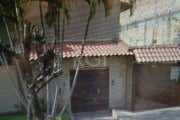 sobrado com 3 dormitórios, sala de estar, lareira, banheiro, cozinha, fogão a lenha e vaga de garagem. Localizado perto de comércios e escola.