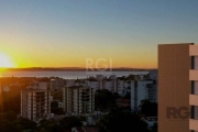 Apartamento com 3 dormitórios, sendo 1 suíte (opção de 2 dormitórios mais living estendido), no bairro Tristeza, com sala de estar/escritório com sacada, sala de jantar, banheiro social, lavabo, área 