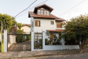 Casa excelente no Bairro Tristeza, com uma área privativa de 217,92 m², sala de estar, cozinha, 2 lavados e 2 banheiro social . Um Pátio nos fundos com churrasqueira e espaço gourmet. No 2° piso com 3