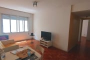 Novidade! Apartamento de 02 dormitórios (mais quarto auxiliar com banheiro) desocupado com peças amplas, silencioso e posição leste (sol da manhã), lateral/fundos. Localização perfeita, colado no melh