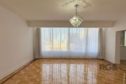 Apartamento de 170m², totalmente reformado, 3 dormitórios, sendo 1 suíte com sacada, sala de estar super ampla, sala de jantar, cozinha com copa, despensa, lavanderia com dependência completa e banhei