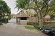 Ótimo sobrado no Condomínio Villa Brindisi, de 3 pavimentos, desocupado, com 130m² privativos, de 3 dormitórios, 2 vagas. Possui no andar térreo: Living para 2 ambientes com rebaixe em gesso e lareira