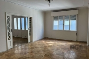 Ótimo e amplo apartamento na Av. Independência, em frente a Santa Casa, lateral, desocupado, com 176m² privativos, de 3 dormitórios e vaga. Possui hall de entrada, living amplo com sacada, sala de jan