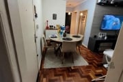 Excelente apartamento de 2 dormitórios, muito bem localizado, próximo ao Beira Rio. Imóvel conta com dependência de emprega, vaga de garagem coberta, área de serviço ampla com lavado e living amplo do