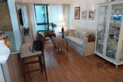 Vende-se apartamento 2 quartos sendo uma suíte, vaga de garagem coberta e escriturada, banho social, living em dois ambiente com cozinha americana e churrasqueira, área de serviço separada.&lt;BR&gt;&