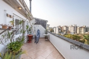 Ótima cobertura duplex no bairro Tristeza, com 149m² privativos, de 2 dormitórios e vaga. Possui no andar inferior: ampla sala com sacada, 2 dormitórios, banheiro social, cozinha americana mobiliada. 