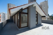 COBERTURA REFORMADA COM 244 m²&lt;BR&gt;Muito ensolarada (sol da manhã e parte da tarde). 4 vagas de garagem simples.   &lt;BR&gt;No pavimento superior, área social com lareira e churrasqueira, lavabo