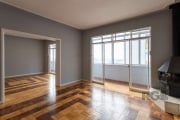 Apartamento com 3 dormitórios, sendo 1 suíte, living com lareira, sala de jantar, 2 banheiros, cozinha , área de serv., depend. de empreg, 1 vaga de garagem.&lt;BR&gt;Elevador com acesso exclusivo ao 