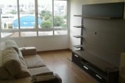 Apartamento mobiliado de 2 dormitórios, no bairro Rio Branco. Living para dois ambientes com sofá, painel e Split. Dormitórios mobiliados. Banheiro com box. Cozinha mobiliada com churrasqueira. Área d