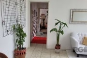 Excelente apartamento de frente, 2 quartos,  quarto principal com ar condicionado Split novo, living para dois ambientes, cozinha, área de serviço, banheiro social com box Blindex,  imóvel muito ilumi