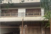 Excelente  Cobertura com ótima localização no bairro Medianeira, com 4 dormitórios, sendo um com suíte, 3 banheiros, sacada, sala de estar bem iluminada com lareira. Possui também churrasqueira e no t