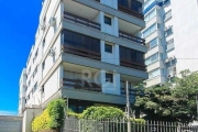 Ótima e ampla cobertura duplex no bairro Petrópolis, próximo da Av. Protásio Alves, fundos, com 261m² privativos, de 3 dormitórios e 2 vagas. Possui no andar inferior: sala ampla para 2 ambientes, 3 d