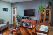 Vende no Bairro Floresta,  apartamento de 02 dormitórios com dependência e churrasqueira,  living 02 ambientes, banheiro social, cozinha com área de serviço separados.  Ensolarados, amplas peças.