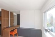 Lindo Loft aconchegante, com excelente localização próximo à PUCRS e ao Carrefour Hipermercado, oferece praticidade e conveniência para quem busca morar em um ponto estratégico de Porto Alegre, com fá