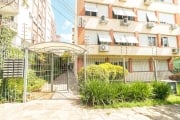 Apartamento térreo, gradeado, de frente e sol em todas as amplas peças. Banheiro social de fácil adaptação. Tubulação independente de água quente e fria para cozinha e banheiros. Gás natural. 8 minuto