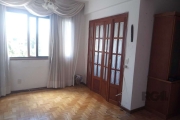 Excelente apartamento, diferenciado, panorâmico, amplo e ensolarado . Com dois dormitórios, sala dois ambientes, cozinha e área de serviço. Gás central. Uma vaga, tipo Box, escriturada. Condomínio com