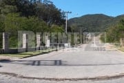 Casa com 3 dormitório sendo uma suíte à venda no bairro Saco Grande em Florianópolis