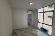 Apartamento na quadra da praia, no Boqueirão paralela à Conselheiro Nébias. 1 dorms, sala, cozinha  e banheiro andar alto, impecável 100% reformado