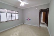 Apartamento no Gonzaga, 1 andar sem elevador, vaga demarcada e livre. 3 quartos, 2 banheiros entregue reformado. 495 mil, condominio 590,00