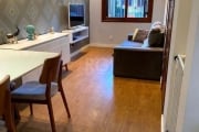 Ótima casa/ sobrado no bairro Tristeza, com 137m² privativos divididos em 3 pavimentos, com 3 dormitórios e 2 vagas. Possui no andar térreo:  living amplo para 2 ambientes com rebaixe em gesso, lavabo