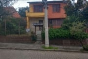 Casa/Sobrado com 03 dormitórios no bairro Teresópolis - Porto Alegre&lt;BR&gt;Ampla casa com 248m² 03 dormitórios,na parte superior sendo 01 suíte, banheiro social, sacada, sala,  sala de estar com la