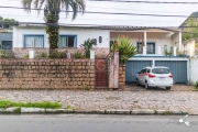 Casa com 03 dormitórios, sendo 01 suíte, living com 02 ambientes, sala de jantar, escritório cozinha ampla e área de serviço. A casa é totalmente térrea todos os cômodos em um só pavimento .&lt;BR&gt;