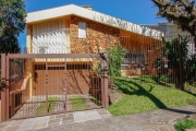 Excelente residência localizada próximo do Iguatemi, com 262 m² construídos, em terreno 10x30m (300m²), com peças amplas. Possui living para 2 ambientes com pé direito duplo, sendo sala de jantar e sa